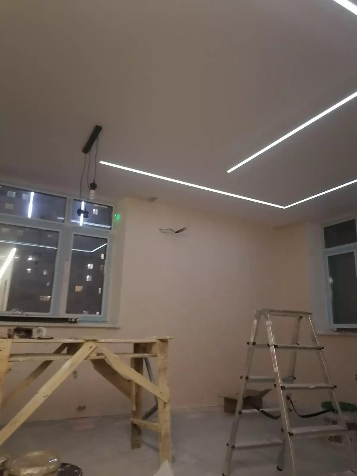 Натяжной потолок со световыми линиями в зал