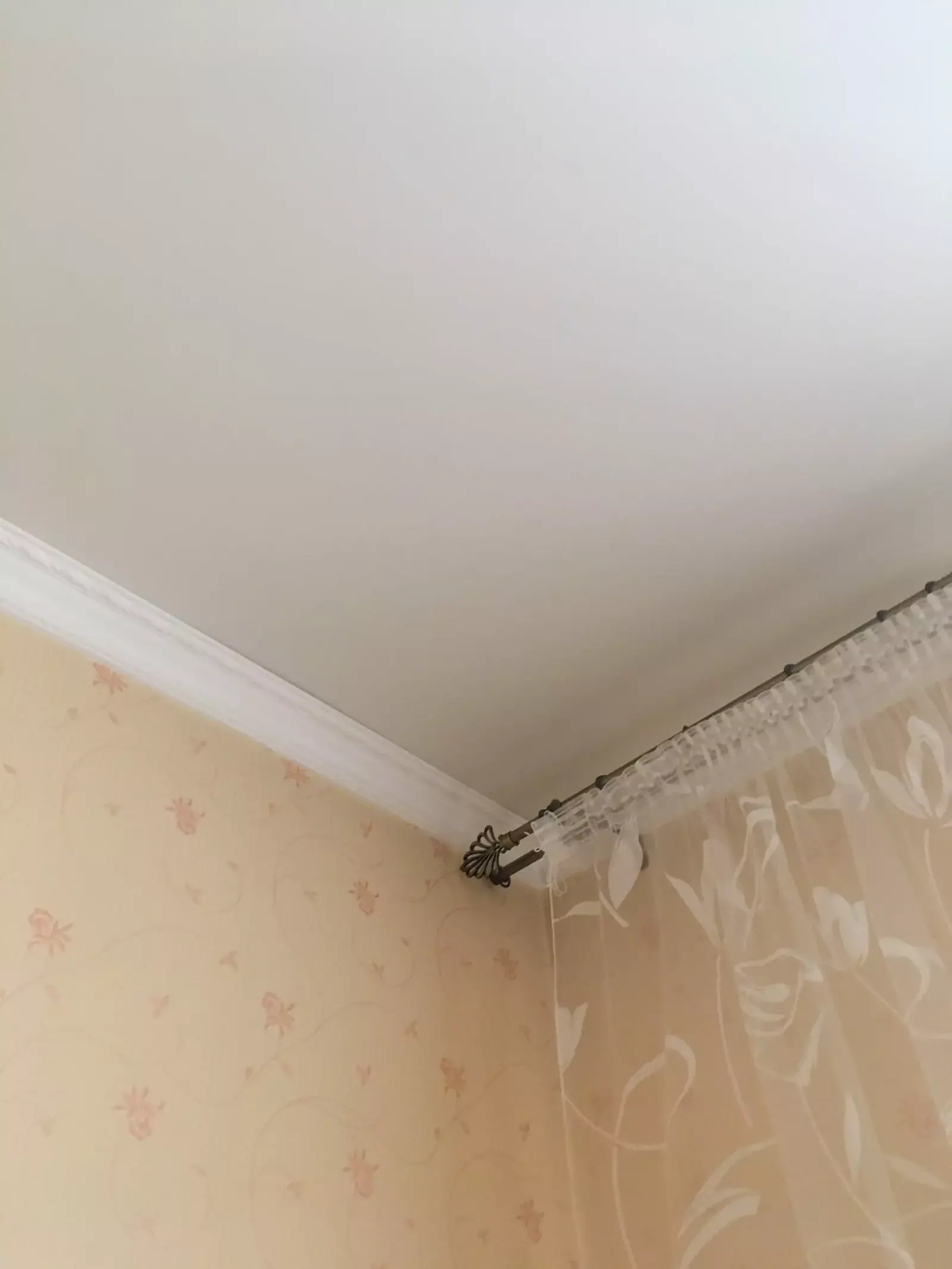 Установка натяжного потолка ПВХ в комнату — Хасавюрт, улица Датуева, 45Б, фото 1